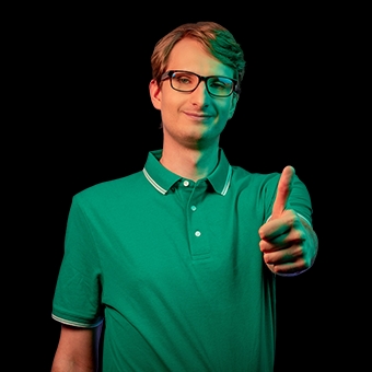 Mann zeigt Daumen nach oben