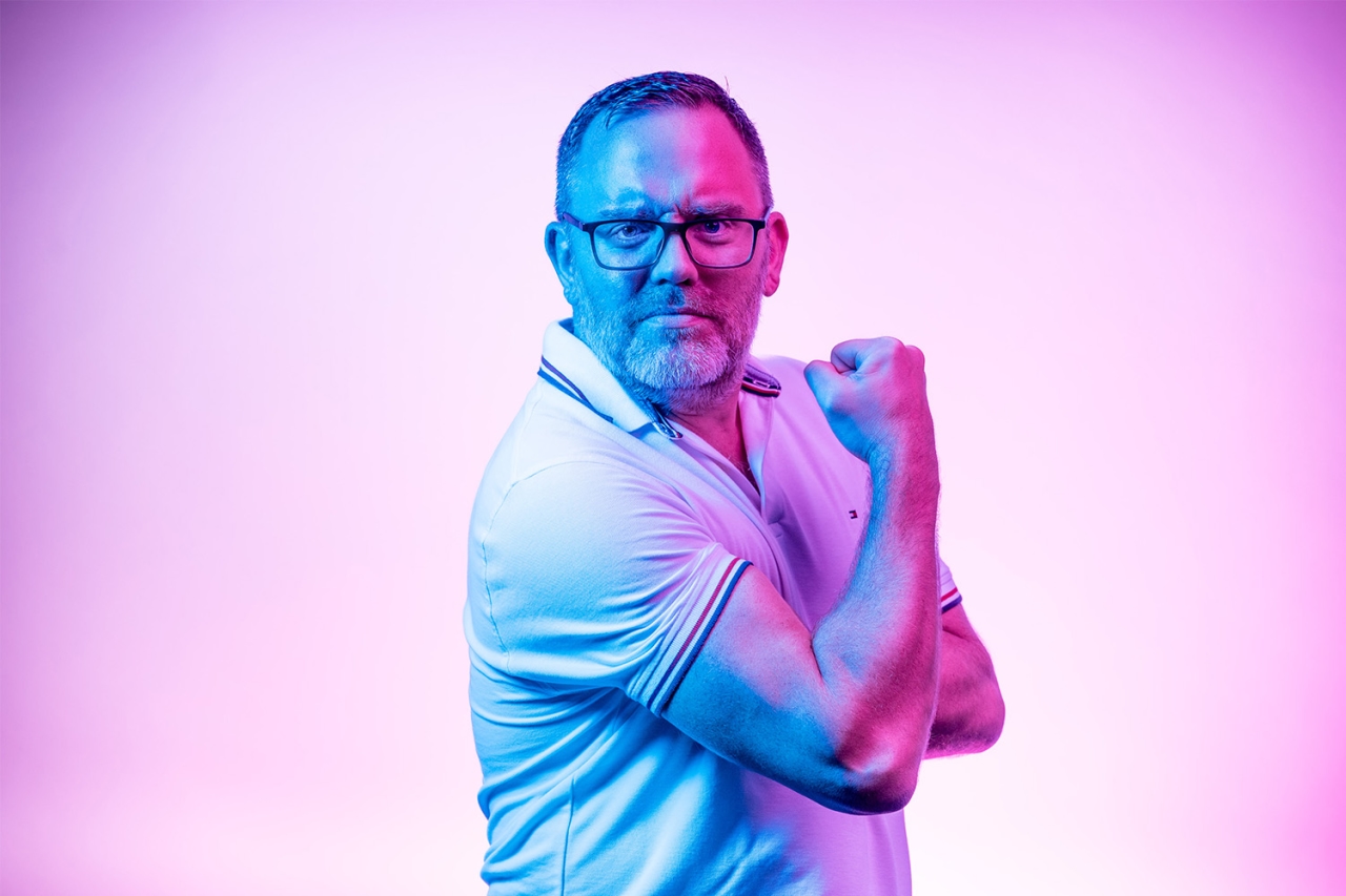 El hombre muestra sus bíceps