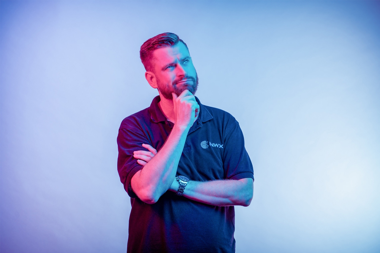 Hombre se lleva la mano a la barbilla, melancólico