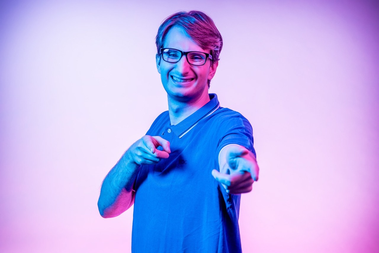 El hombre señala hacia delante con ambas manos