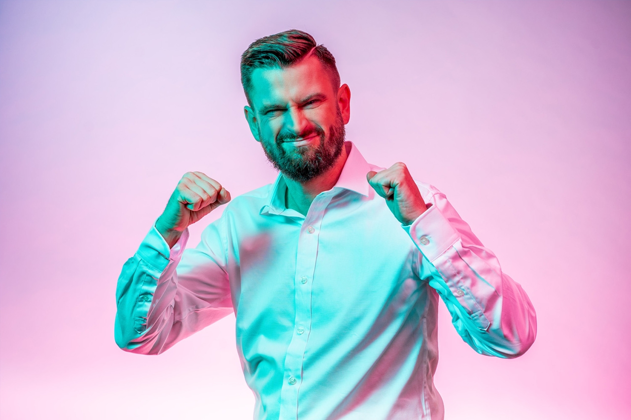 Mann hat freudig die Hände zur Faust geballt