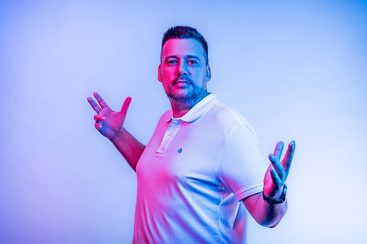 Mann hält Hände seitlich