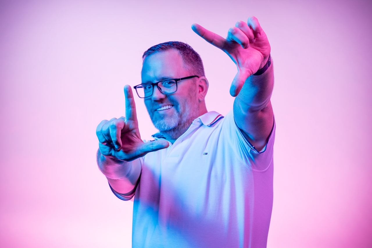 Mann formt mit Händen ein Viereck nach vorne