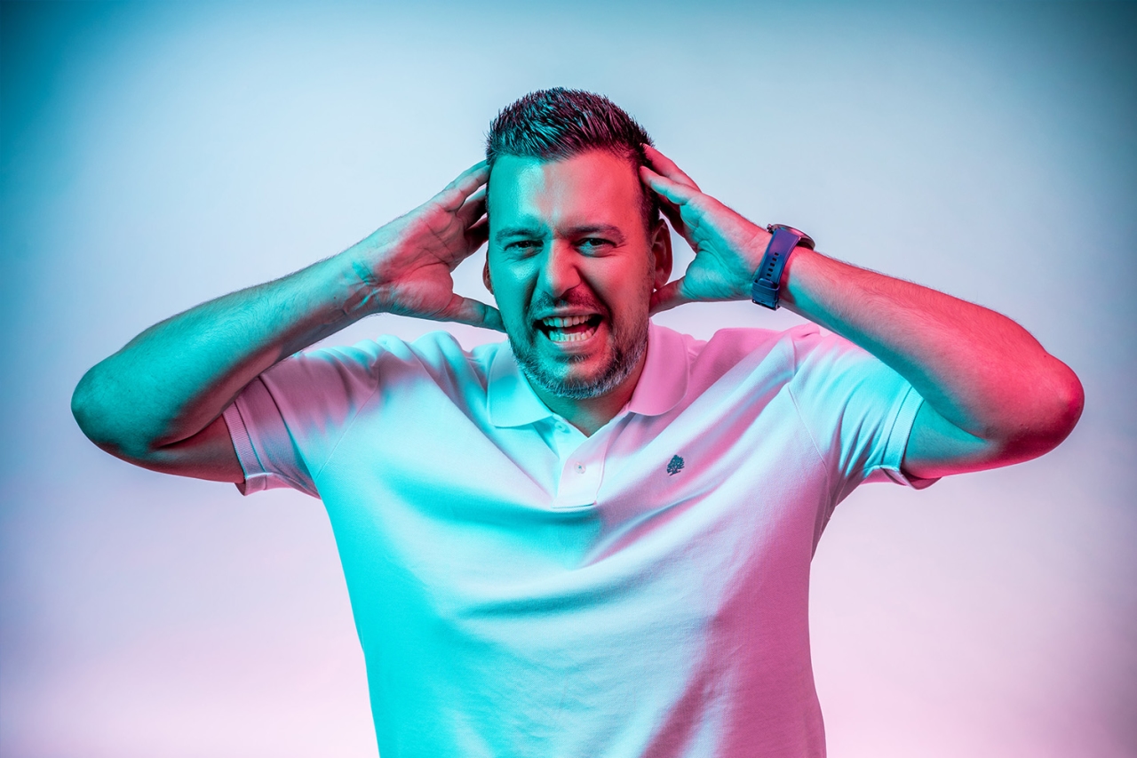 Un hombre se lleva las manos a la cabeza 