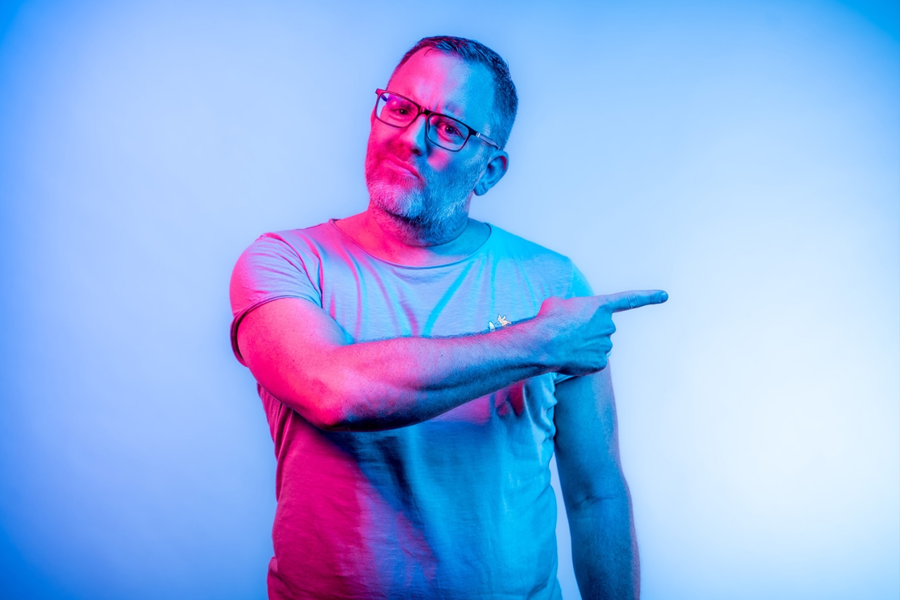 El hombre señala a la derecha