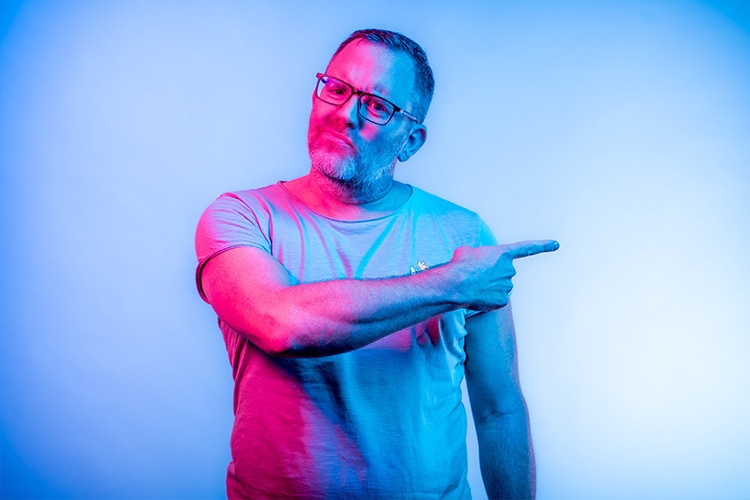 Mann zeigt nach rechts