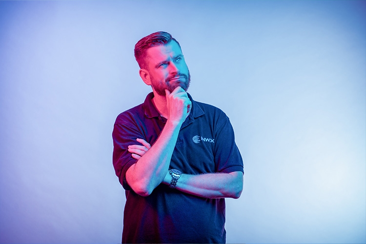 Mann hält sich grübelnd die Hand ans Kinn