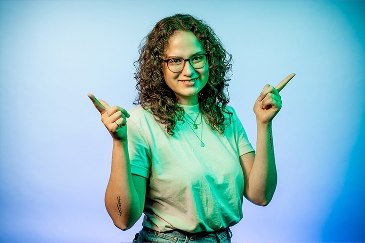 La mujer levanta las manos y separa los dedos índices