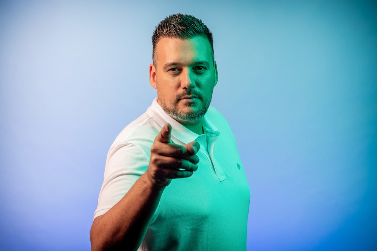 un hombre señala hacia delante con el dedo