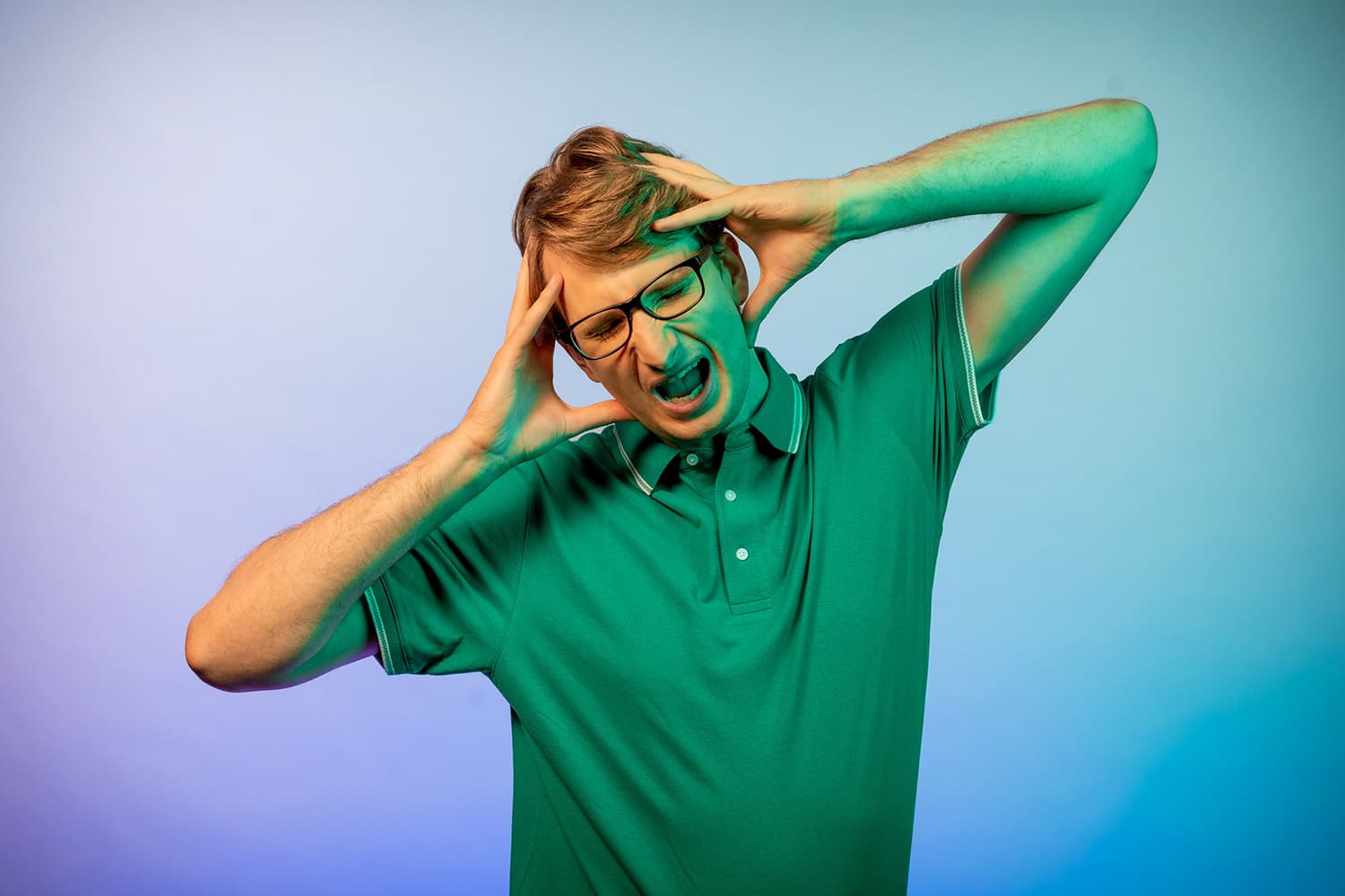 Der Mann nimmt seine Brille ab
