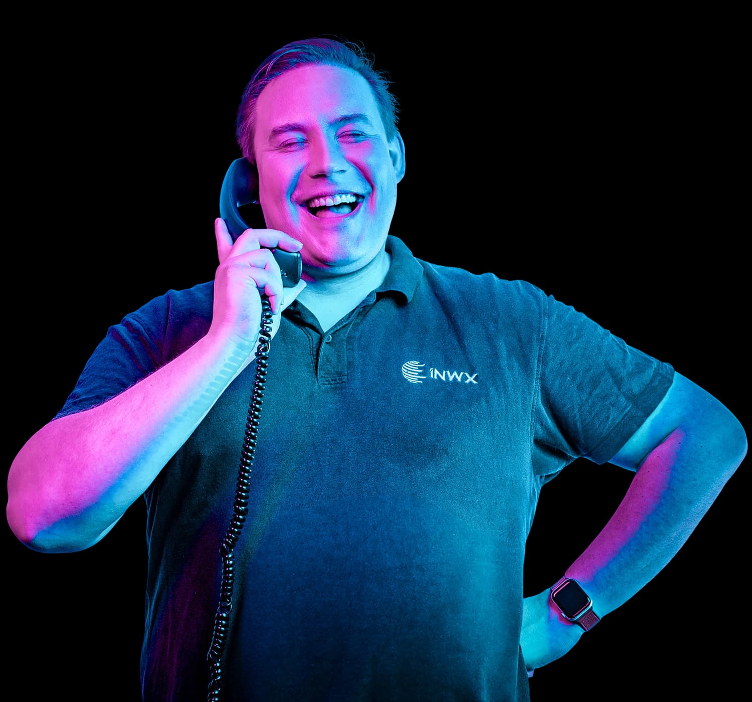 El hombre está al teléfono