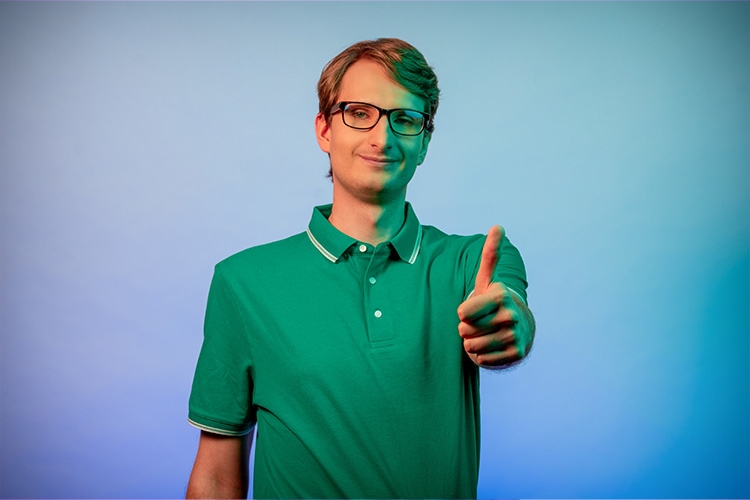 Mann zeigt Daumen nach oben