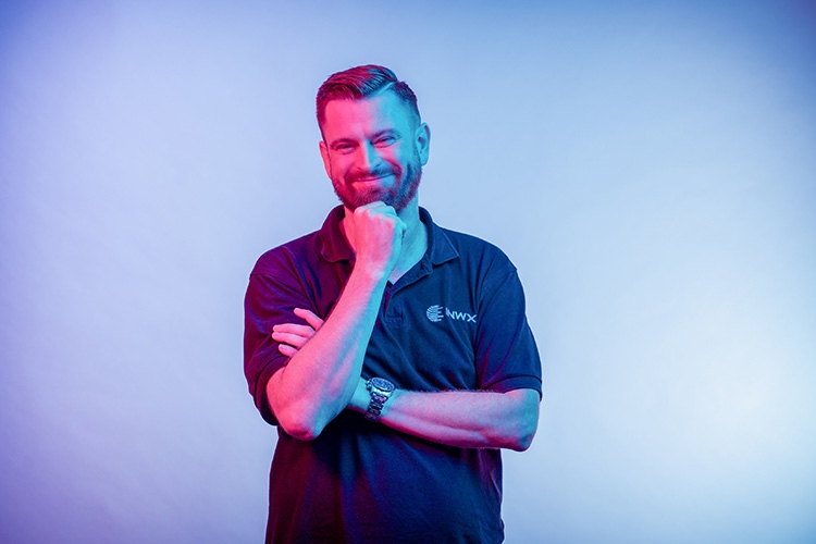 Mann hält Hand ans Kinn und lächelt