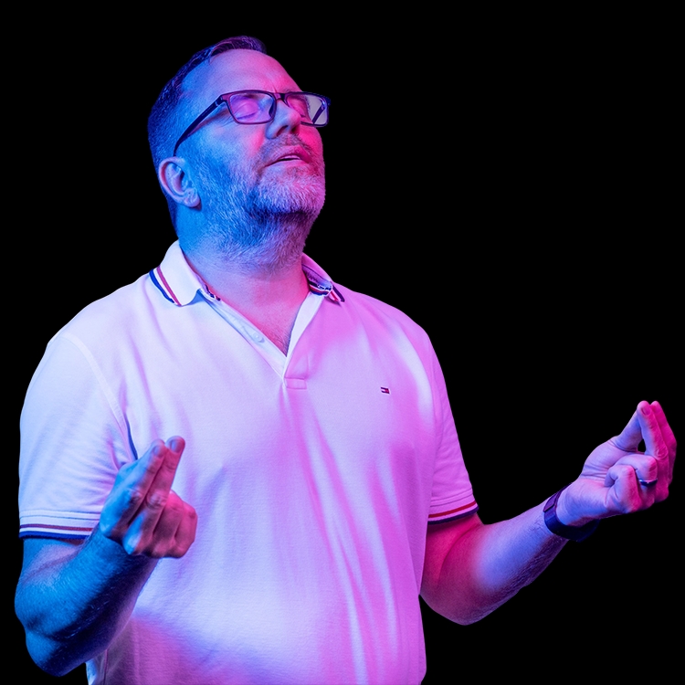 Hombre con los ojos cerrados y las manos delante