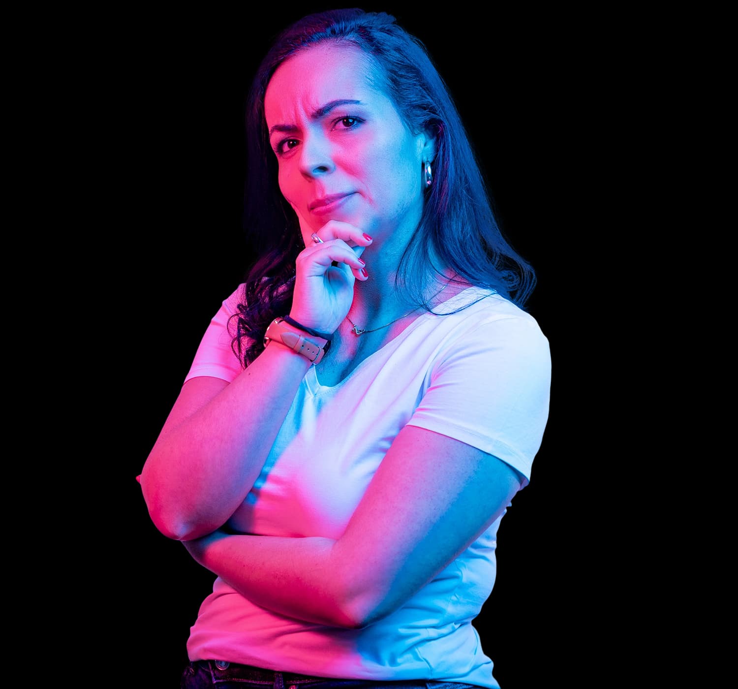 La mujer se mantiene pensativa