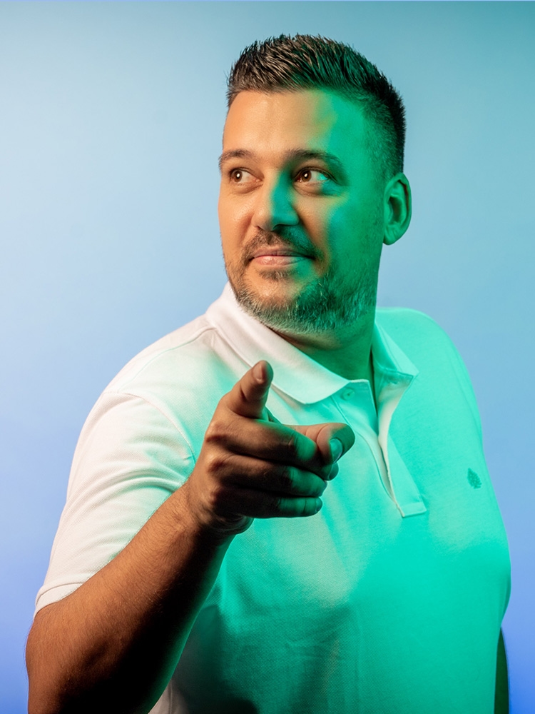 Hombre mira a la izquierda y señala hacia delante